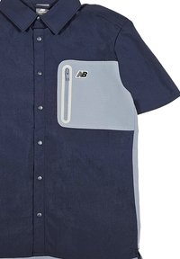 Camicia con maniche corte e bottoni di colore blu navy, dotata di una tasca sul petto azzurro chiaro con cerniera e logo, tessuto testurizzato e colletto strutturato.