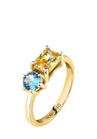 Anello d'oro con due gemme: una pietra gialla rettangolare e una pietra blu tonda, fissate da griffe su una fascia liscia.