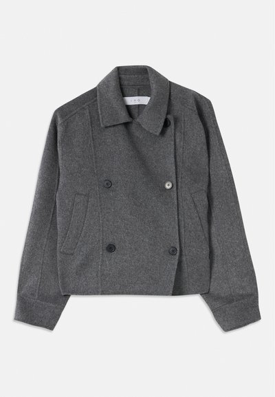 Šedá vlněná dvouřadá bunda se šikmým límcem, dvěma předními kapsami a černými knoflíky. Měkká textura a zkrácený design.