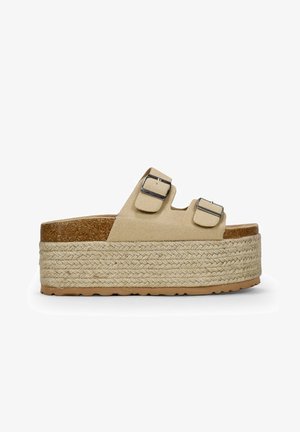 Sandalias de plataforma beige con dos correas ajustables, plantilla de corcho y entresuela de yute trenzado; suela plana de goma para mayor agarre.