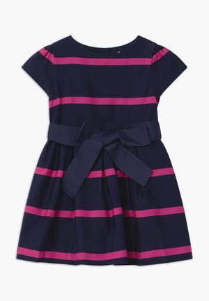 Robe bleu marine à manches courtes avec des rayures horizontales rose vif et une ceinture bleu marine assortie nouée en un nœud à la taille.