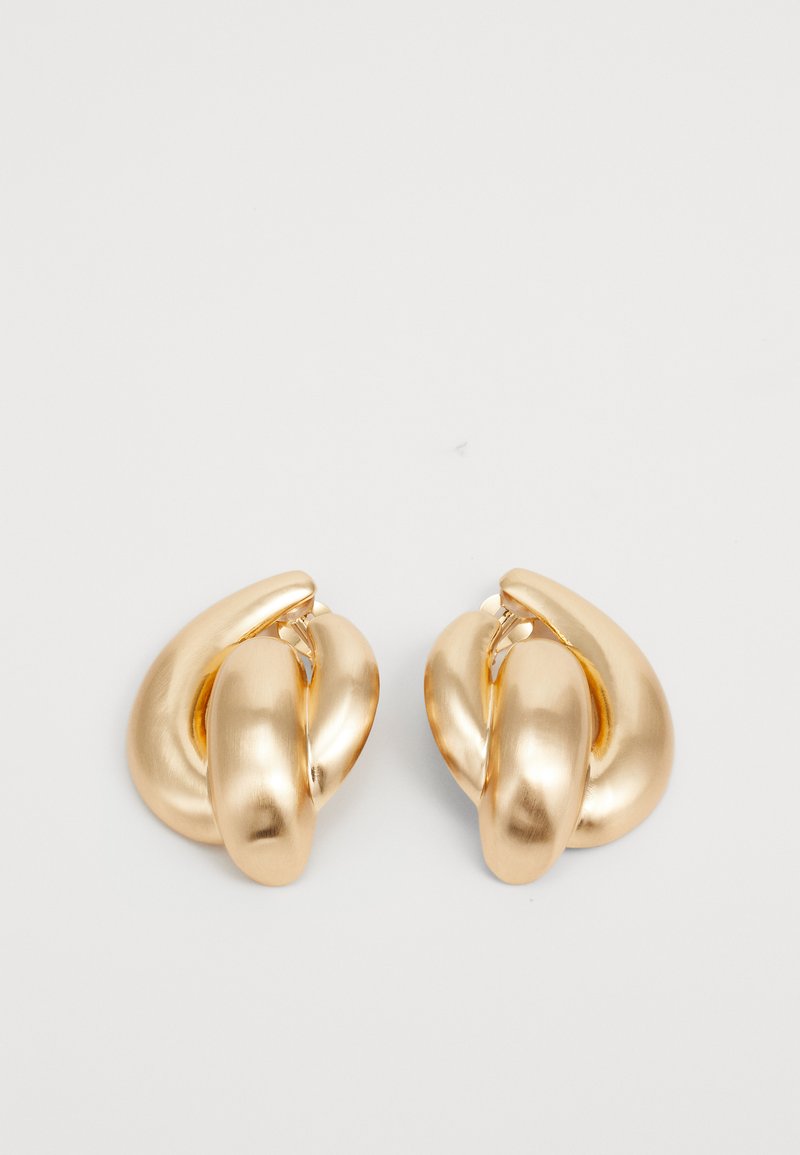 Gouden metalen oorbellen met een gedraaide design, een gladde, glanzende oppervlakte en ronde vormen. Elke oorbel is ongeveer 5 centimeter groot.
