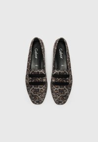 Leopard-print flat shoes with a soft textile upper, black suede accents, and a cushioned insole. Features a classic slip-on design.