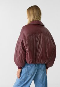 Stradivarius EFFECT PUFFER - Kunstlederjacke - bordeaux