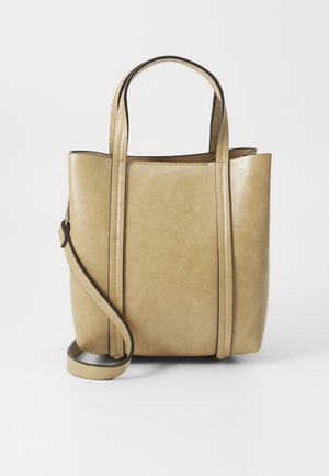 Sac fourre-tout en simili cuir beige avec deux poignées supérieures et une bandoulière amovible ; texture lisse et design minimaliste.