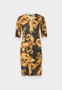 Μαύρο φόρεμα μήκους μέχρι το γόνατο με μανίκια τριών τετάρτων και V-λαιμόκοψη, με μεγάλο περίτεχνο χρυσό μπαρόκ σχέδιο σπείρας.