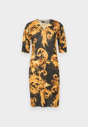 Schwarzes knielanges Kleid mit Dreiviertelärmeln und V-Ausschnitt, versehen mit einem großen, verzierten goldenen Barockwirbelmuster.