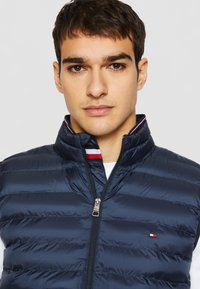 Tommy Hilfiger PACKABLE VEST - Chaleco - desert sky