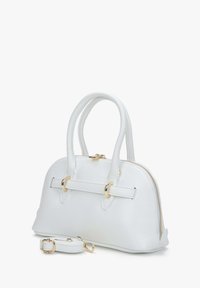 Witte leren handtas met een gestructureerde vorm, gouden hardware accenten, twee handvatten en een verstelbare schouderband. Bevat een ritssluiting.
