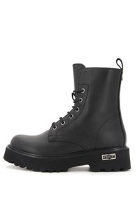 Bota de tobillo de cuero negro con cordones en la parte delantera, suela texturizada y acento de logo metálico. Presenta un acabado suave y una construcción robusta.