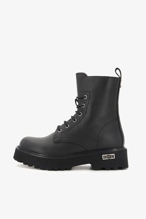 Stivale alla caviglia in pelle nera con lacci, suola testurizzata e accento del logo in metallo. Presenta una finitura liscia e una costruzione robusta.