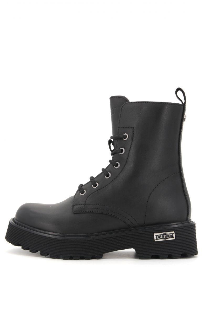 Bota de tobillo de cuero negro con cordones en la parte delantera, suela texturizada y acento de logo metálico. Presenta un acabado suave y una construcción robusta.