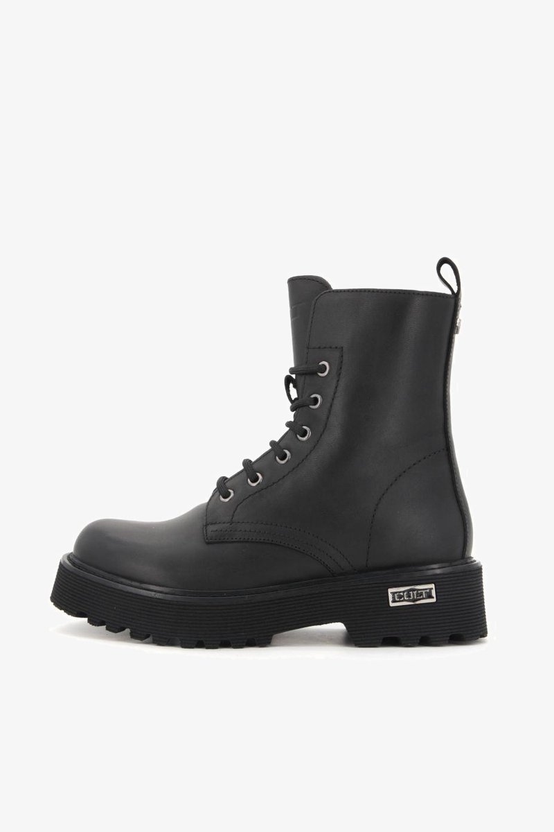 Bottine en cuir noir à lacets, avec une semelle texturée et un accent en métal au niveau du logo. Elle présente une finition lisse et une construction robuste.