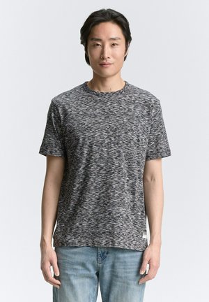Grau und schwarz meliertes T-Shirt mit kurzen Ärmeln, rundem Halsausschnitt und weicher Textur. Getragen mit hellblauen Jeans.