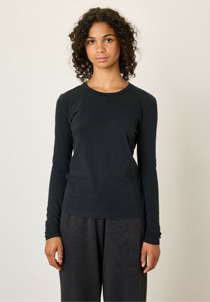 Schwarzes langärmliges T-Shirt aus weicher Baumwolle mit Rundhalsausschnitt und taillierter Passform. Glatte Textur mit minimalen Details.