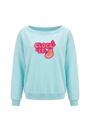 Felpa azzurra chiaro con scollatura ampia e testo rosa ricamato "CLOCK IT" con un gesto della mano sul petto.
