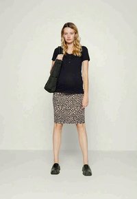 Top preto justo, saia lápis com estampa de leopardo, sapatos slip-on pretos e uma mala de ombro preta. Tecido suave, saia até ao joelho e design minimalista.