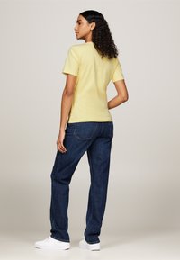 Tommy Hilfiger SLIM CODY - Triko s potiskem - lemon zest