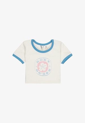 Weißes T-Shirt mit kurzen Ärmeln und blauem Rippenkragen. In der Mitte befindet sich ein Grafikdruck einer Hibiskusblüte und "ROXY EST 90" in Pink und Blau.