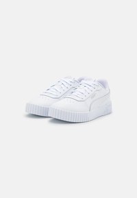 Sneakers atletici bianchi con tomaia in pelle liscia, dettagli grigio chiaro, incisioni perforate e suola in gomma texturizzata.