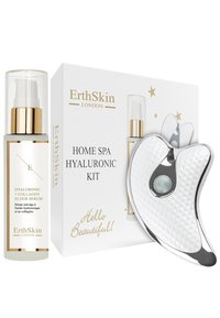 Eliksir serum z kwasem hialuronowym i kolagenem w przezroczystej szklanej butelce z złotymi akcentami, połączony z srebrnym narzędziem do pielęgnacji skóry w białym pudełku.