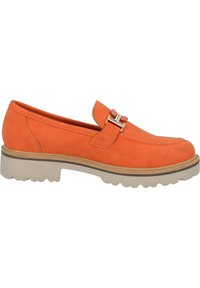 Zapato de ante naranja tipo slip-on con punta redonda, doble hebilla y suela de goma beige gruesa con un diseño de agarre texturizado.
