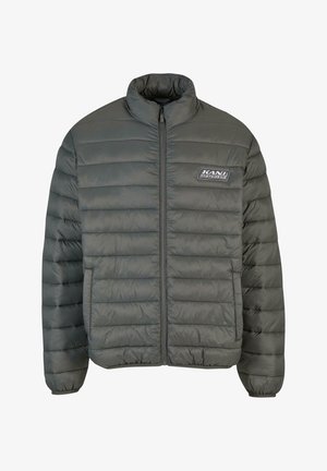 Grå pufferjakke med høy krage. Har horisontal quilting, en frontglidelås, og en logopatch på venstre brystområde.