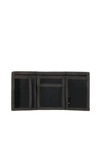 Μαύρο υφασμάτινο πορτοφόλι με πολλαπλές θήκες, που περιλαμβάνουν μια θήκη με φερμουάρ, θήκες για κάρτες και υφή με ανάγλυφο φινίρισμα. Συμπαγές και ορθογώνιο σχήμα.