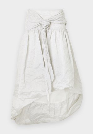 Jupe en tissu blanc froissé avec une taille nouée, un ourlet asymétrique et des détails froncés en bas. Léger et texturé.