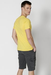 Koroshi SHORT SLEEVE  - Marškinėliai su spaudiniu - amarillo   yellow