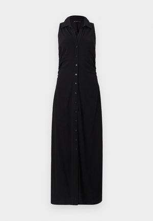Vestido maxi preto sem mangas, com colarinho, frente abotoada e detalhes franzidos na lateral, feito de um tecido macio e elástico.