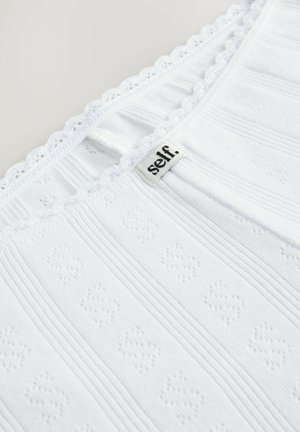Débardeur blanc à rayures avec des bordures en dentelle délicate. Présente un motif texturé et une petite étiquette de marque noire au centre avec l'inscription "self."