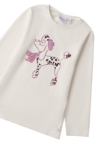 Kremowa koszula z długim rękawem z różowym i czarnym haftowanym wzorem pudla z wzorzystą chustą, wykonana z miękkiego materiału.