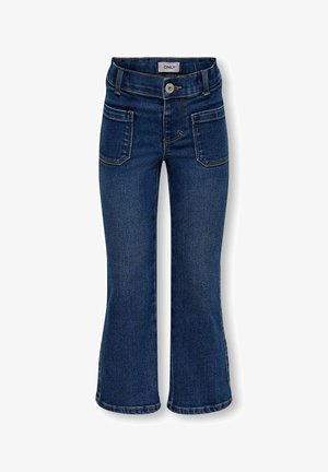 Ciemnoniebieskie jeansy z denimu z przednimi naszywanymi kieszeniami, zapięciem na guziki, szlufkami na pasek i lekko rozszerzanymi nogawkami. Na metce w pasie jest napis "ONLY".