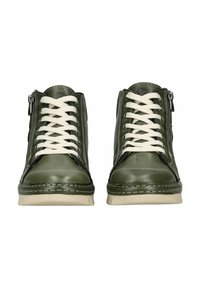 Zapatos verdes de cuero estilo botín alto con cordones blancos, cremallera lateral y suela plana de goma color crema, que presenta detalles de costura contrastantes.