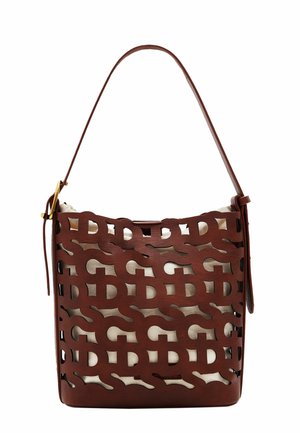 Bolso tipo cubo de cuero marrón con letras entrelazadas recortadas y una sola correa de hombro, que muestra un forro interior de tela beige.