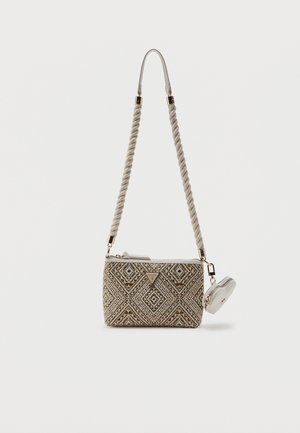 Geantă mică crossbody cu model geometric bej și auriu, curea din sfoară răsucită și portofel atașat în formă de inimă.