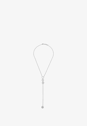 Srebrny naszyjnik z delikatnym łańcuchem, z trzema połączonymi okrągłymi zawieszkami w różnych rozmiarach, zakończony zwisem.