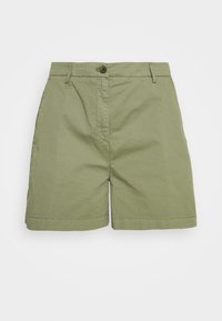 Pantalones cortos de algodón verdes con cierre de botón, que cuentan con dos bolsillos laterales, un corte recto y un dobladillo sencillo.