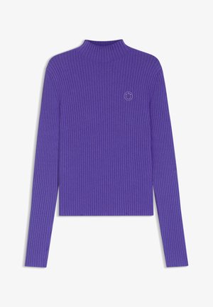 Lila gerippter Rollkragenpullover mit langen Ärmeln. Mit einem runden, gestickten Smiley-Gesicht-Logo auf der Brust. Weicher Stoff mit taillierter Passform.