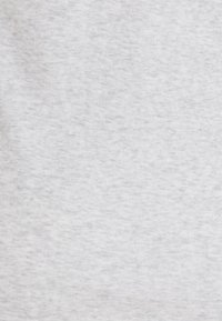 Tissu gris clair avec une texture douce ; motif chiné subtil ; semble léger et adapté à une tenue décontractée ou confortable.