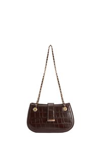 Borsa a tracolla in pelle marrone scuro con texture coccodrillo, tracolla in oro e chiusura centrale con accentuazione dorata.
