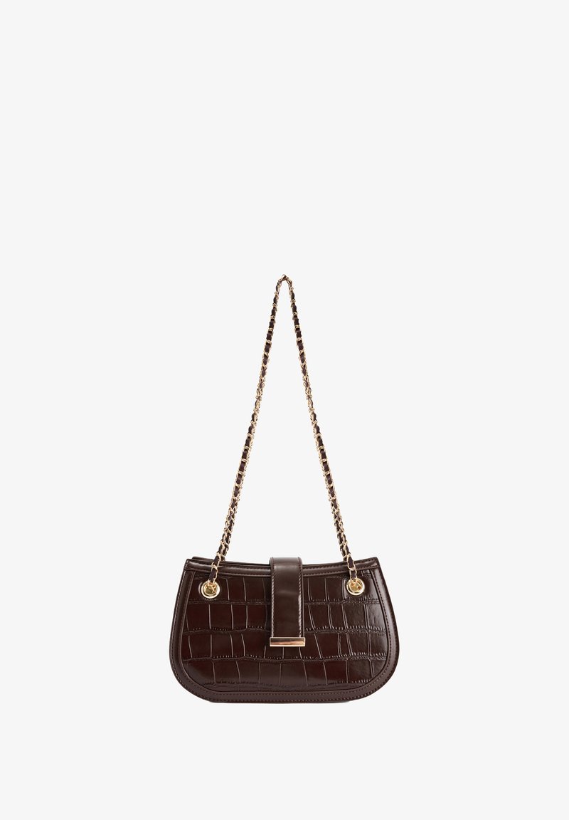 Borsa a tracolla in pelle marrone scuro con texture coccodrillo, tracolla in oro e chiusura centrale con accentuazione dorata.
