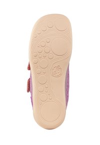 Sole in gomma marrone con grip testurizzato, circondata da una tomaia in tessuto rosa e viola. Due cinturini regolabili in Velcro per una vestibilità sicura.