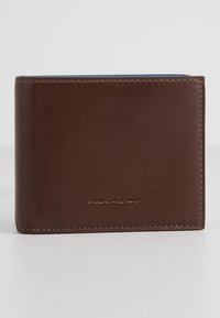 Portafoglio in pelle marrone con una superficie liscia, di forma rettangolare compatta, con bordi cuciti e un logo impressa sul fronte.