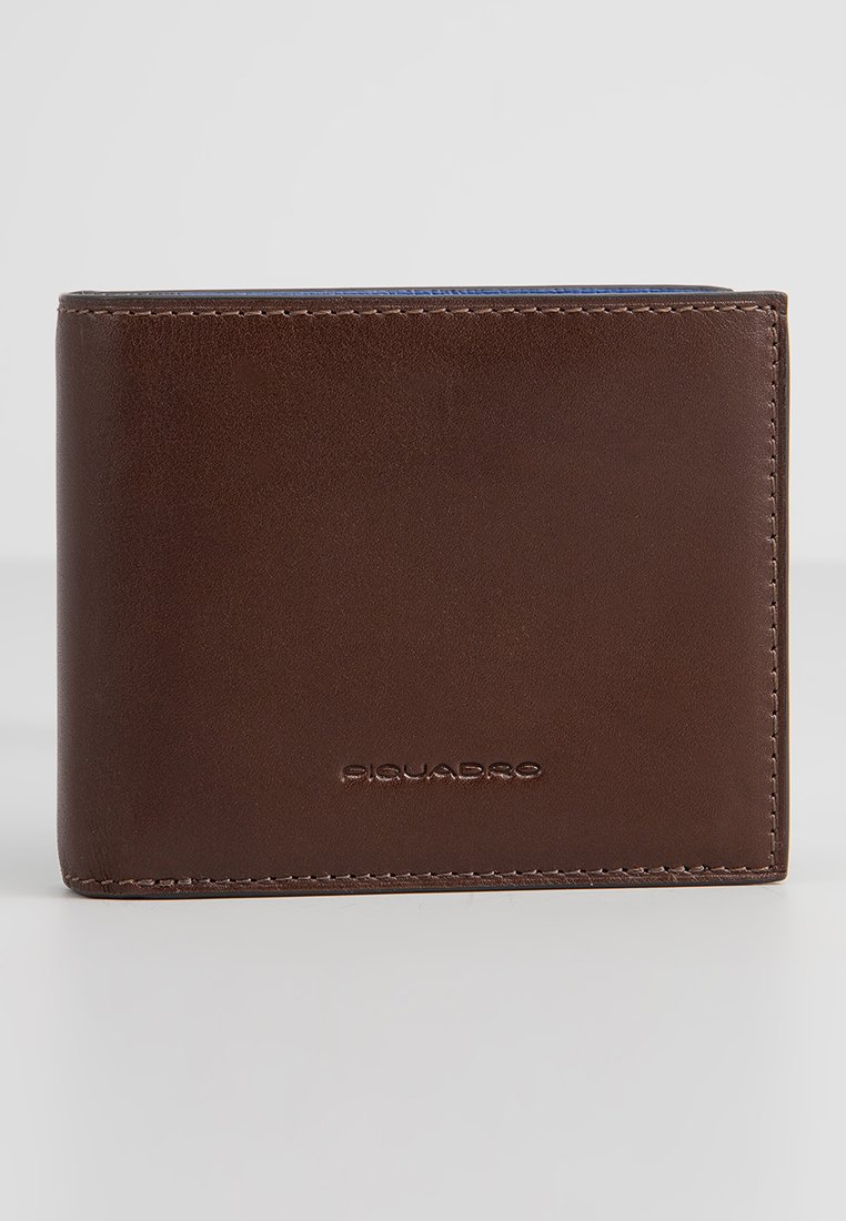 Portafoglio in pelle marrone con una superficie liscia, di forma rettangolare compatta, con bordi cuciti e un logo impressa sul fronte.