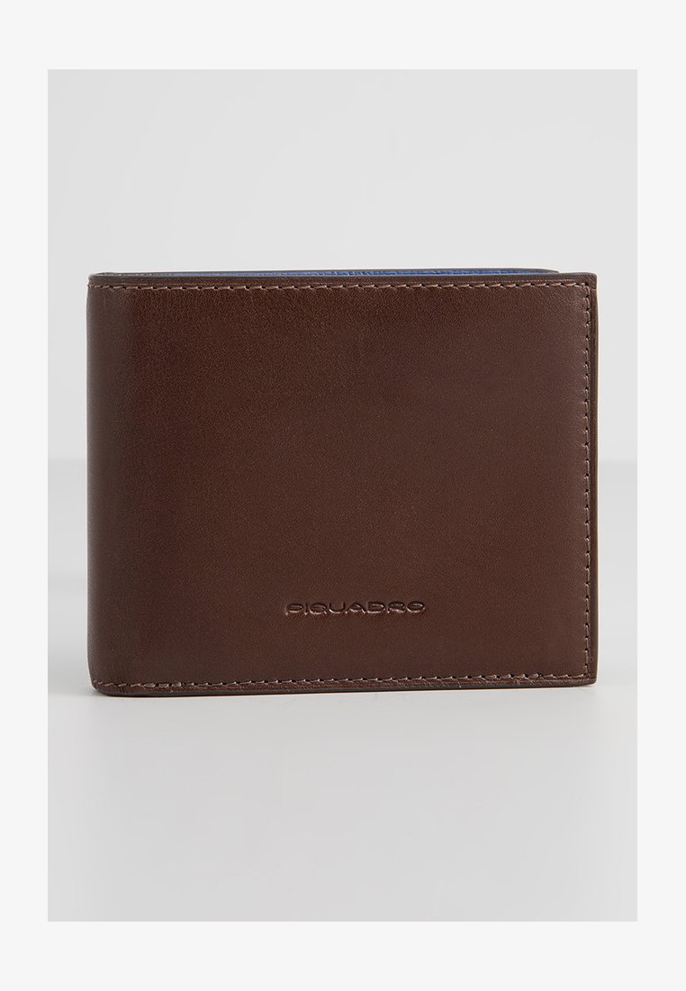 Portafoglio in pelle marrone con una superficie liscia, di forma rettangolare compatta, con bordi cuciti e un logo impressa sul fronte.
