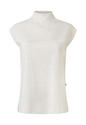 Haut sans manches en maille gris clair avec un col haut et arrondi et un ourlet droit, présenté sur un fond blanc.