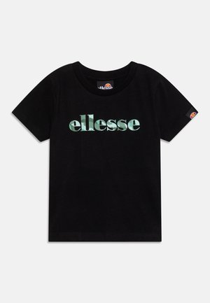 Sort T-shirt med korte ærmer og rund halsudskæring samt grønt camo-mønstret "ellesse" logo henover brystet og lille logomærke på ærmet.