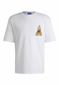 Weißes Baumwoll-T-Shirt mit einem bunten Cartoon-artigen Pizzastück-Graphic auf der linken Brust, rundem Halsausschnitt und kurzen Ärmeln.